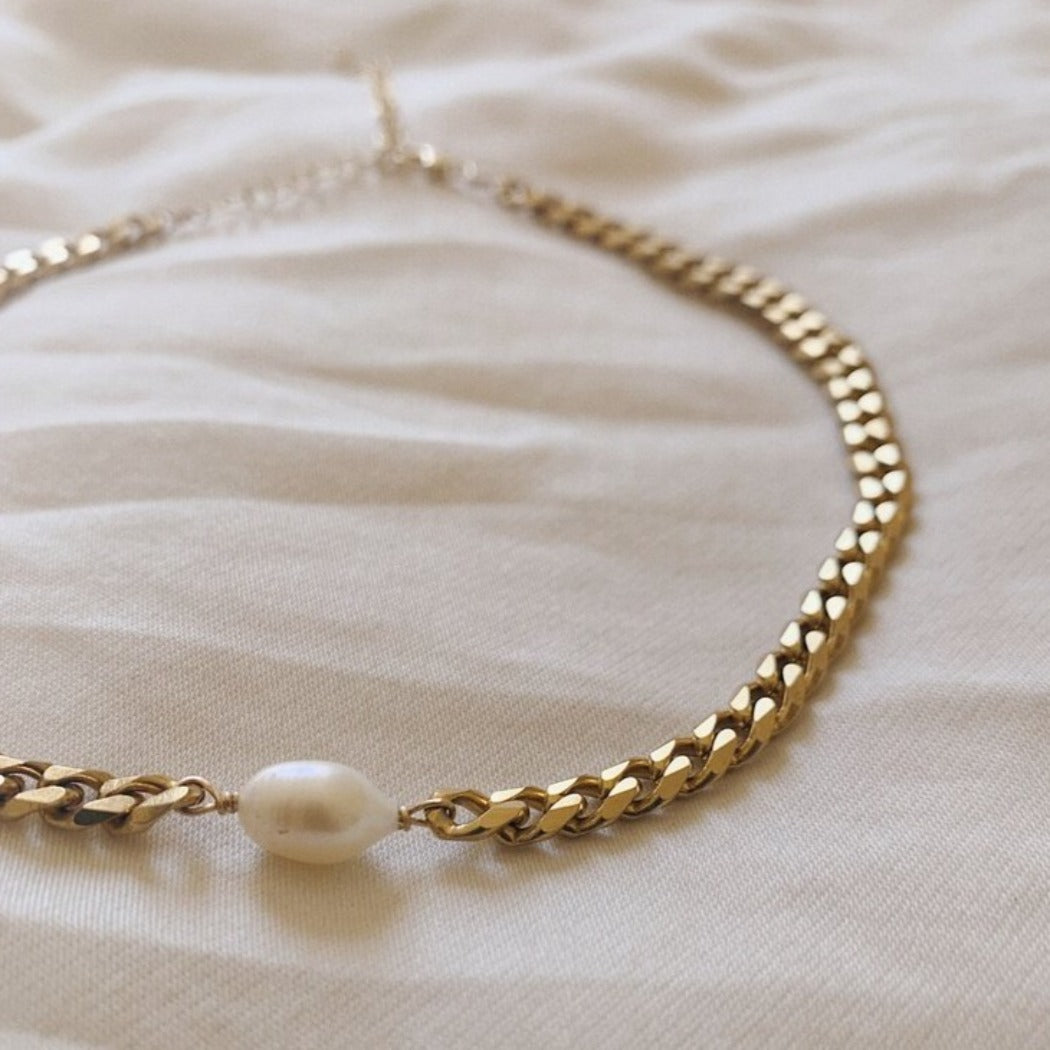  thick chain choker with a genuine fresh water pearl centerpiece
